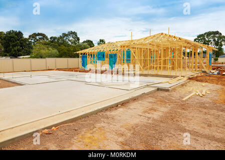 Avis de chantier et house foundation en processus de préparation Banque D'Images