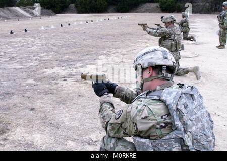 Les officiers et les sous-officiers du quartier général du régiment de troupes et de l'Administration centrale et l'Escadron de soutien régimentaire, 3e régiment de cavalerie, se qualifier avec le XM17 Système de poing modulaire pour la première fois lors d'une qualification d'armes le 19 janvier 2018 plage à Fort Hood, au Texas. Le 3e régiment de cavalerie a reçu le nouveau système d'armes au début de janvier et est l'une des premières unités à recevoir l'armée d'une arme. Banque D'Images