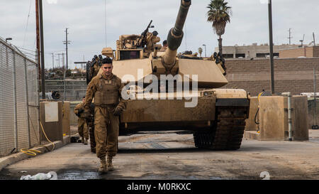 Les Marines américains avec la Compagnie A, 4e Bataillon, 4e Division de marines, Forces maritimes Réserver, préparer le M1A1 Abrams char de combat principal pour un champ d'entraînement à bord de Camp Pendleton, en Californie, le 18 janvier 2017. La 4e bataillons de chars a pour mission de fournir une puissance de combat blindés de la 4e Division de marines à l'assaut amphibie et les opérations à terre utilisant manœuvre, l'armure de feu protégé et effet de choc pour fermer et détruire l'ennemi. (U.S. Marine Corps Banque D'Images