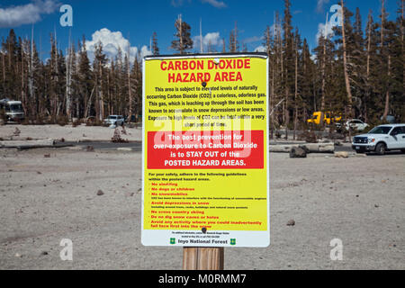 Dioxyde de carbone Le secteur dangereux panneau d'avertissement. Arbres morts autour de Horseshoe Lake. Des concentrations plus élevées que la normale de CO2 sont responsables de l'assassinat de env. Banque D'Images