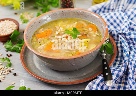 Soupe épaisse avec de l'orge perlé, le céleri, le poulet et les champignons. Menu diététique Banque D'Images