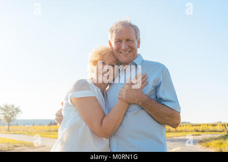 Vieux couple romantique appréciant la nature et la santé dans une région ensoleillée da Banque D'Images