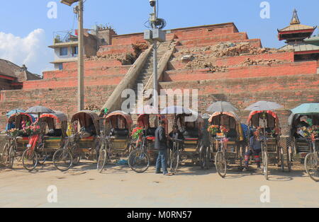 Les conducteurs de pousse-pousse locaux attendre pour les passagers à Durbar Square de Katmandou au Népal. Banque D'Images