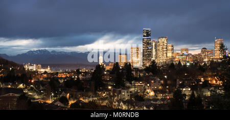 Une tempête se déplace sur les montagnes Olympiques et Puget Sound vers les bâtiments et l'architecture de Seattle Washington Banque D'Images