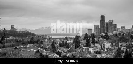 Une tempête se déplace sur les montagnes Olympiques et Puget Sound vers les bâtiments et l'architecture de Seattle Washington Banque D'Images