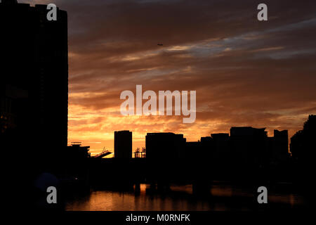 Coucher de soleil sur la rivière Achillée à Melbourne avec l'Mebourne Convention Center dans l'arrière-plan Banque D'Images