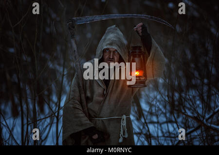 Vieil homme à la faux induit l'horreur, c'est un signe. Banque D'Images