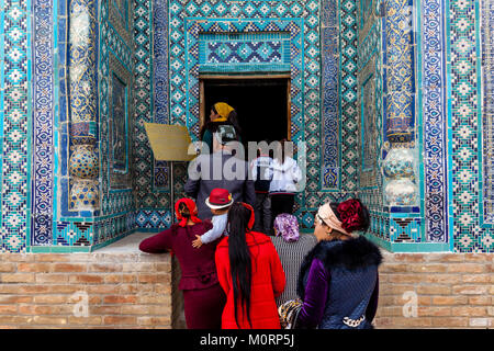 Les touristes visitant l'Ouzbek Usto Ali Nesefi Mausolée, le Shah-i-Zinda Mausolée complexe, Samarkand, Ouzbékistan Banque D'Images