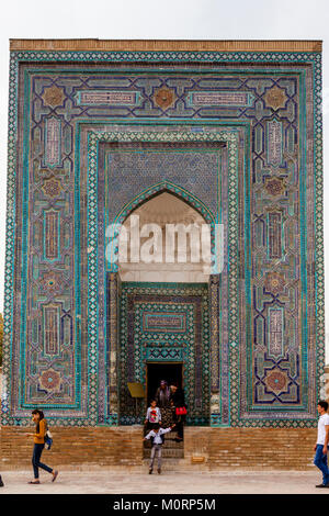 Les touristes visitant l'Ouzbek Usto Ali Nesefi Mausolée, le Shah-i-Zinda Mausolée complexe, Samarkand, Ouzbékistan Banque D'Images