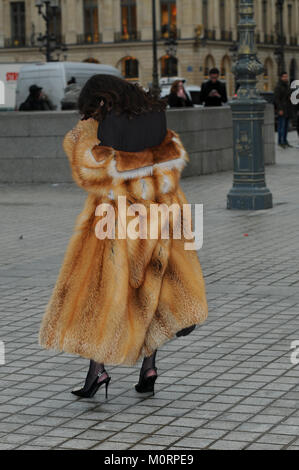 23 janvier 2018 - Paris Eleonora Carisi posant pour les photographes pendant la Fashion Week de Paris 2018. Banque D'Images