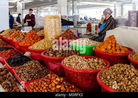 Les fruits séchés et les noix à la vente à la Main Bazaar, Samarkand, Ouzbékistan Banque D'Images