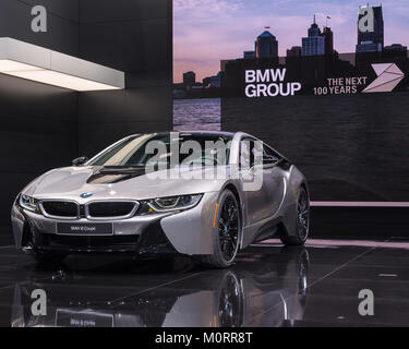 DETROIT, MI/USA - 15 janvier 2018 : un 2018 BMW i8 Coupé voiture hybride au North American International Auto Show (NAIAS). Banque D'Images