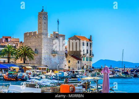 Vue front de mer, à l'ancienne ville Komiza en été, l'île de Vis en Croatie. Banque D'Images