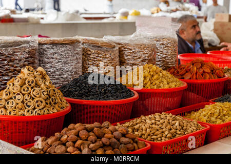 Les fruits séchés et les noix à la vente à la Main Bazaar, Samarkand, Ouzbékistan Banque D'Images