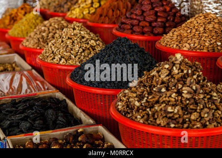 Les fruits séchés et les noix à la vente à la Main Bazaar, Samarkand, Ouzbékistan Banque D'Images