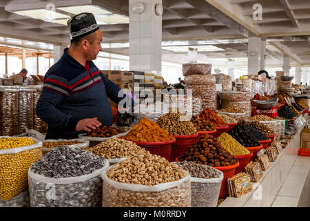 Un homme vend des fruits secs et noix à la Main Bazaar, Samarkand, Ouzbékistan Banque D'Images