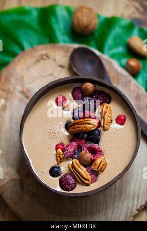 Smoothie chocolat avec des baies congelées et écrous Banque D'Images