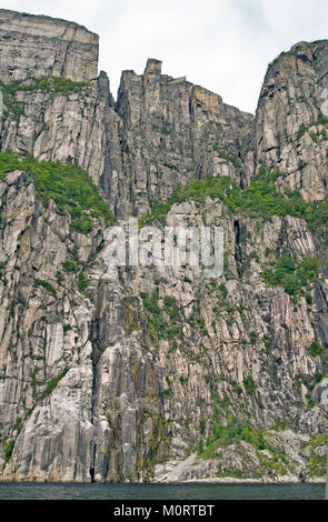 Pulpit Rock dans lysefjorden, la Norvège. Preikestolen est une falaise qui s'élève à 604 mètres au-dessus du Lysefjorden. En 2017 ils ont tourné des scènes avec Tom Crui Banque D'Images