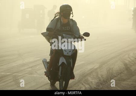 Aux Philippines. 24 Jan, 2018. Résidence de Daraga affectés après les fortes chutes de cendres qui a été publié par Mt. Mayon ce matin à 7 h 30 avec cendres chutes et coulée de ses presque difficile de respirer et à voir à cause de l'effet des cendres qui devient brume dans Guinobatan Albay Bicol, le 24 janvier 2018. L'Institut philippin de volcanologie et de Sismologie (PHILVOLCS) numéro d'alerte déclarée 4 et plus large de la zone de danger à 8 kilomètres après l'explosion continue du volcan activités active ce passé plusieurs jours. Credit : PACIFIC PRESS/Alamy Live News Banque D'Images