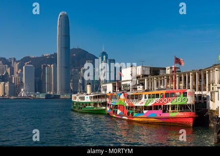 Hong Kong, Chine, Asie, Star ferries au Tsim Sha Tsui Star Ferry terminal. Banque D'Images