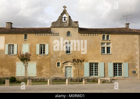 Maison sur la place à Nieul-sur-l'Autise, Vendée, France Banque D'Images