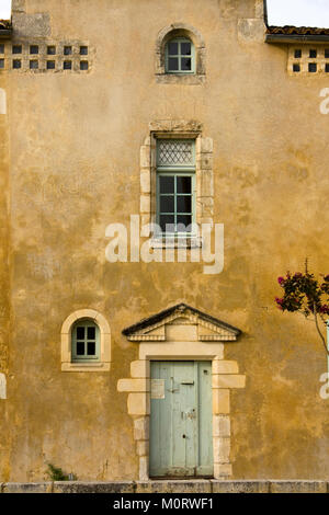 Détail de maison sur la place en face de l'abbaye de Saint-Vincent de Nieul-sur-l'Autise, Vendée, France Banque D'Images