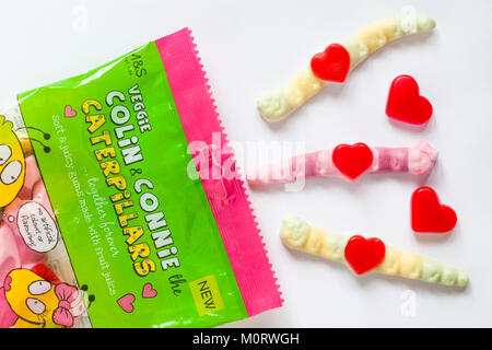Sachet de M&S Veggie Colin & Connie les chenilles ensemble pour toujours des bonbons ouvert à afficher le contenu du panier- soft & gommes juteuse faite avec du jus de fruits Banque D'Images