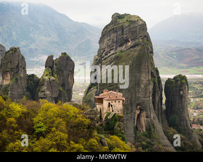 Paysage de Meteora avec un monastère sur le sommet de la montagne dans le nord de la Grèce Banque D'Images