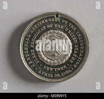 Cet objet commémoratif marque le centenaire de l'inauguration de George Washington en 1889. Il symbolise un moment important de l'histoire des États-Unis, célébrant le leadership et l'héritage du premier président. Banque D'Images