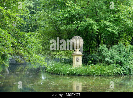 Captain Cook's Monument à Stowe, Buckinghamshire, Angleterre, est un mémorial au célèbre explorateur britannique Captain James Cook. Le monument a été érigé pour honorer ses contributions à l'exploration et à la découverte au cours du XVIIIe siècle. Il reste un point de repère important à Stowe et un hommage à l'héritage de Cook. Banque D'Images