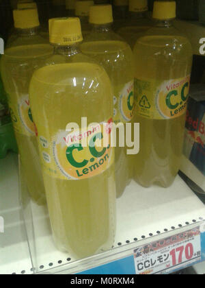 Une collection de bouteilles CC Lemon, une boisson au citron gazéifiée japonaise populaire, avec un design et une marque distinctifs. Ces bouteilles sont largement reconnues pour leur couleur jaune vif et leur saveur rafraîchissante d'agrumes. Banque D'Images