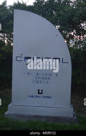 Le panneau « Capital at Brickell » est associé à un immeuble de grande hauteur dans le district de Brickell à Miami, en Floride. Ce projet urbain représente l’architecture moderne et la croissance de l’immobilier commercial dans l’un des quartiers les plus dynamiques de Miami. Banque D'Images