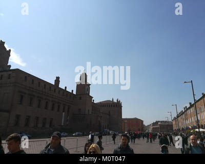 Carpi, située dans la province de Reggio Emilia, en Italie, est une ville connue pour sa riche histoire culturelle et ses événements locaux dynamiques. Le 25 avril 2017 marque un jour important dans l’histoire de la ville, car il célèbre la libération de l’Italie pendant la seconde Guerre mondiale, avec des commémorations locales et des festivités culturelles. Banque D'Images