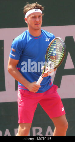 Casper Ruud, joueur de tennis professionnel norvégien, a participé aux épreuves qualificatives de l'Open de France 2017. Cela a marqué un moment clé de sa carrière, mettant en valeur ses talents sur les courts de terre battue de Roland Garros. Banque D'Images