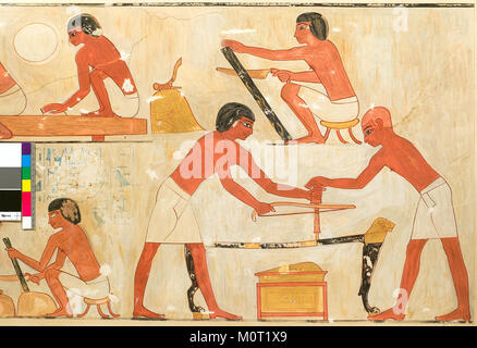 Cette image, tirée du tombeau de Rekhmire, représente des charpentiers au travail. La scène, qui fait partie de l'art égyptien antique, montre des ouvriers qualifiés impliqués dans des tâches de construction. L'image fournit un aperçu précieux de l'artisanat et de la vie quotidienne de l'Egypte ancienne. Banque D'Images