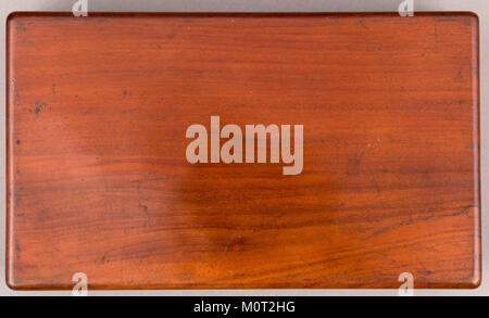 La paire en étui de pistons à double canon Flintlock Turreled-Off, en vedette dans la collection MET, représente des armes à feu historiques avec un savoir-faire distinctif. Ces pistolets ont été utilisés au XVIIIe siècle et reflètent la précision et le design de l'époque. Banque D'Images