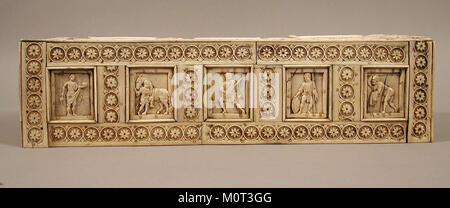 Ce cercueil byzantin du Xe au XIe siècle, fabriqué à partir de plaques d'os et de bandes ornementales sur du bois avec une plaque de verrouillage en argent, mesure 4 5/8 x 17 1/4 x 7 1/8 pouces. Il présente des sculptures complexes de guerriers et de personnages mythologiques, reflétant le style artistique de l'époque. Le cercueil fait partie de la collection du Metropolitan Museum of Art, numéro d'entrée 17.190.237. Banque D'Images