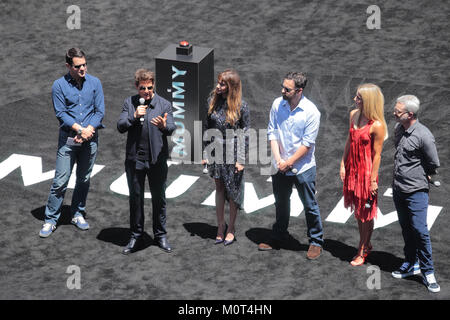 HOLLYWOOD, CA - mai 2017 Acteurs : Tom Cruise, Sofia Boutella, Jake Johnson, Annabelle Wallis, directeur et Alex Kurtzman à 'La momie' promo événement. Banque D'Images