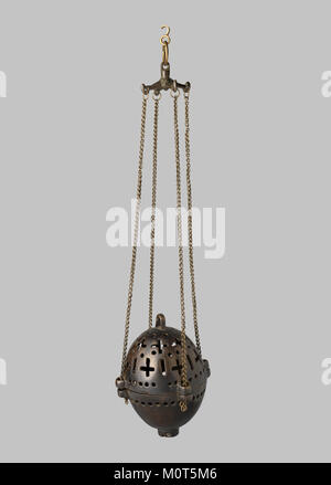 Un censeur avec des motifs géométriques percés complexes du Metropolitan Museum of Art, mettant en valeur l'artisanat historique et le design décoratif. Banque D'Images