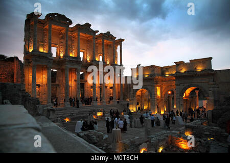 La bibliothèque Celsus à Éphèse, en Turquie, est un ancien bâtiment romain qui contenait autrefois plus de 12 000 rouleaux. Construit en l'honneur du sénateur romain Tibère Julius Celsus Polemaeanus, il reste l'une des structures les plus célèbres d'Éphèse. Banque D'Images