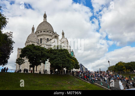 Paris, France - 3 octobre 2017 : La Basilique du Sacré-Cœur de Paris . Des touristes se rendant sur Sacré-Coeur de Montmartre. Le sacré Banque D'Images