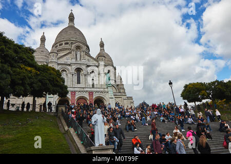 Paris, France - 3 octobre 2017 : La Basilique du Sacré-Cœur de Paris . Des touristes se rendant sur Sacré-Coeur de Montmartre. Le sacré Banque D'Images