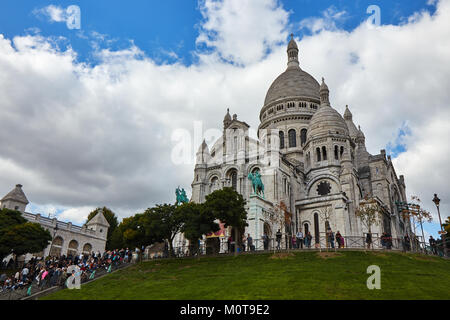 Paris, France - 3 octobre 2017 : La Basilique du Sacré-Cœur de Paris . Des touristes se rendant sur Sacré-Coeur de Montmartre. Le sacré Banque D'Images