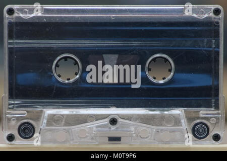 Cassette-tape 81922 désigne un modèle ou un type spécifique de cassette audio, un support largement utilisé des années 1960 jusqu'au début des années 2000 pour l'enregistrement et la lecture de musique. Ces bandes se caractérisent par leur taille compacte et leur stockage sur bande magnétique, qui contient des enregistrements audio. Banque D'Images