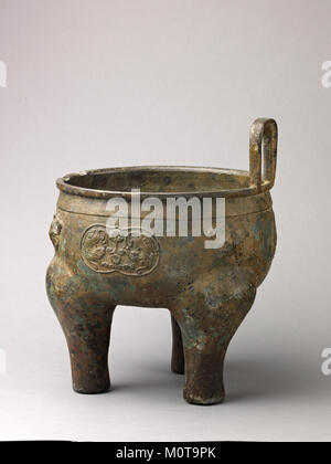 Le censer MET 1428-1 est un objet liturgique de l'époque médiévale, utilisé dans les cérémonies religieuses pour brûler de l'encens. Il fait partie de la collection du Metropolitan Museum et met en valeur l'art des objets sacrés. Banque D'Images