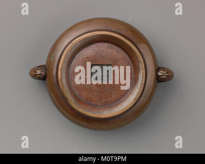 Cette censure du XVe siècle, logée au Metropolitan Museum of Art, présente des poignées en forme d'éléphants. C'est un exemple d'artisanat complexe et d'art religieux de la période médiévale, mettant en valeur les traditions artistiques d'Asie ou du moyen-Orient. Banque D'Images