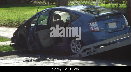 Cette image montre les suites d'un accident de voiture, où les airbags ont été déployés mais où aucun blessé n'a été causé. Les dispositifs de sécurité du véhicule ont fonctionné efficacement et l'incident n'a pas causé de préjudice aux occupants. Banque D'Images