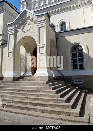 La cathédrale de la décapitation de Jean-Baptiste fait partie du couvent Ivanovsky à Moscou, en Russie. L'entrée sud de la cathédrale met en valeur sa beauté architecturale et son importance religieuse. Banque D'Images
