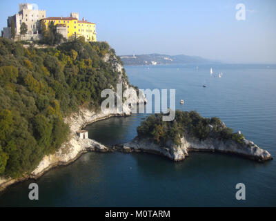 Le Castello di Duino, situé près de la ville de Duino en Italie, peut être vu depuis Castelvecchio. Ce château historique, perché sur une falaise, est connu pour sa vue imprenable sur la mer Adriatique et son rôle dans l'histoire aristocratique italienne. Banque D'Images