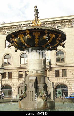 Caritas Well, située à Copenhague, au Danemark, est une fontaine publique historique connue pour sa conception architecturale et son importance culturelle. La photographie DSC08843 capture ses détails complexes, reflétant l'engagement de la ville en faveur de l'art public et de la préservation historique. Banque D'Images